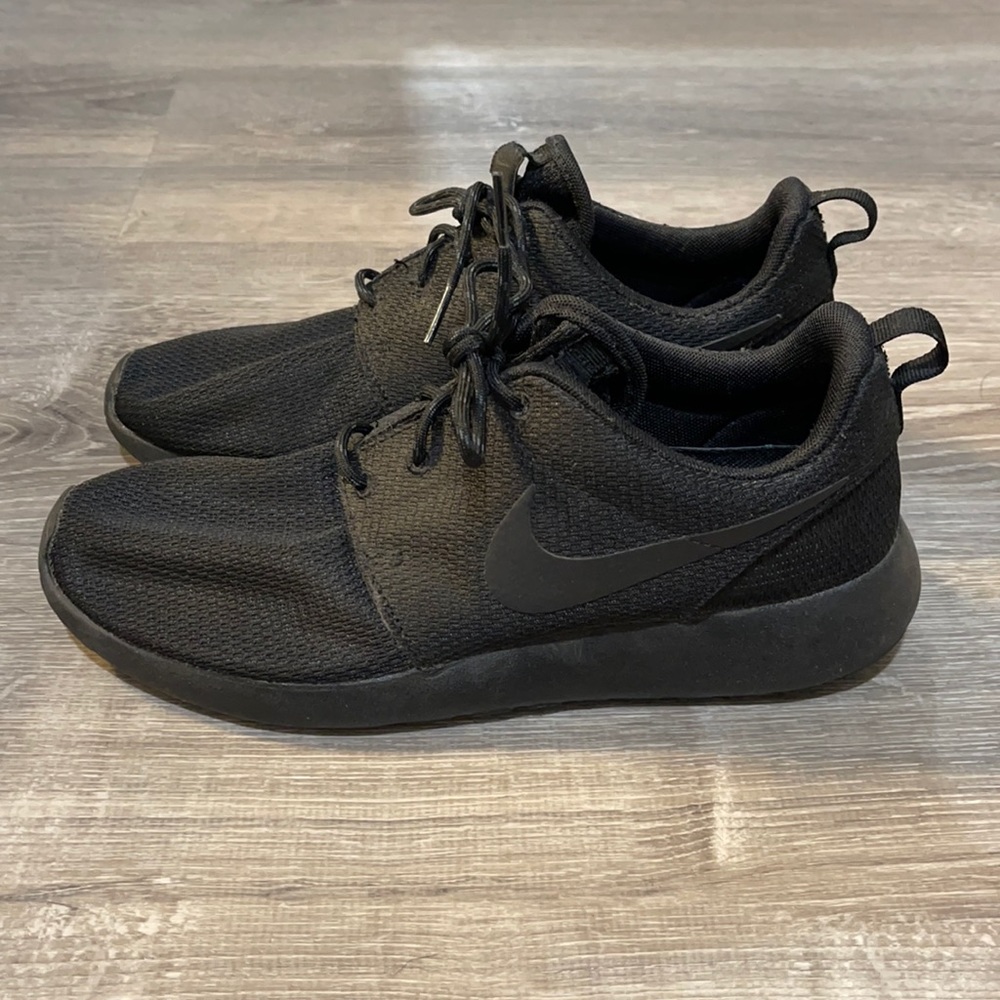 Women’s Nike Roshe size 9.5